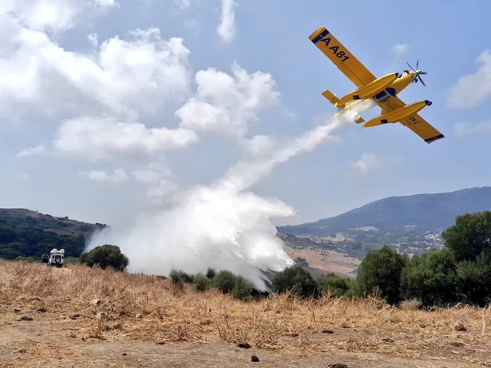 Una de las avionetas que ha intervenido en el incendio declarado en Algeciras. FOTO: Infoca.