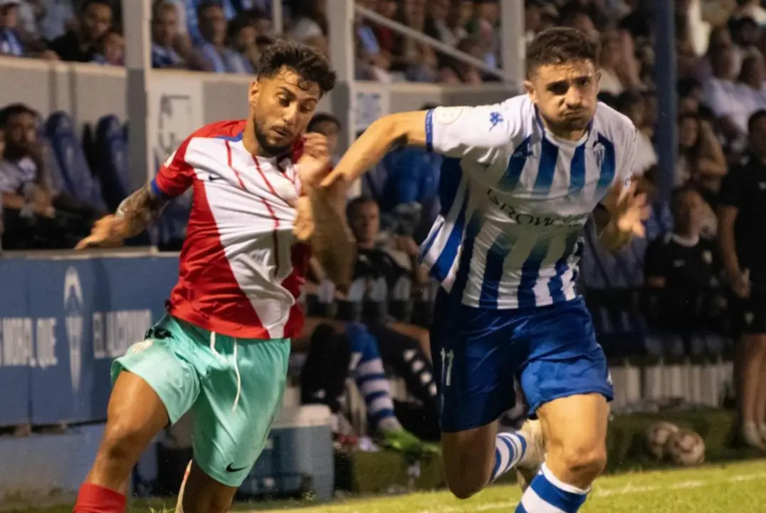 El rojiblanco Javi G&oacute;mez (i) lucha contra el exalgecirista Ferni. FOTO: Algeciras CF.