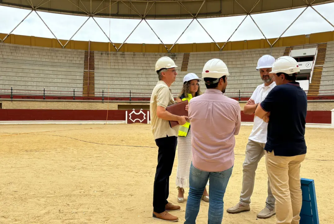 T&eacute;cnicos y compa&ntilde;eros de la corporaci&oacute;n acompa&ntilde;an al alcalde (de blanco), Miguel Alconchel.