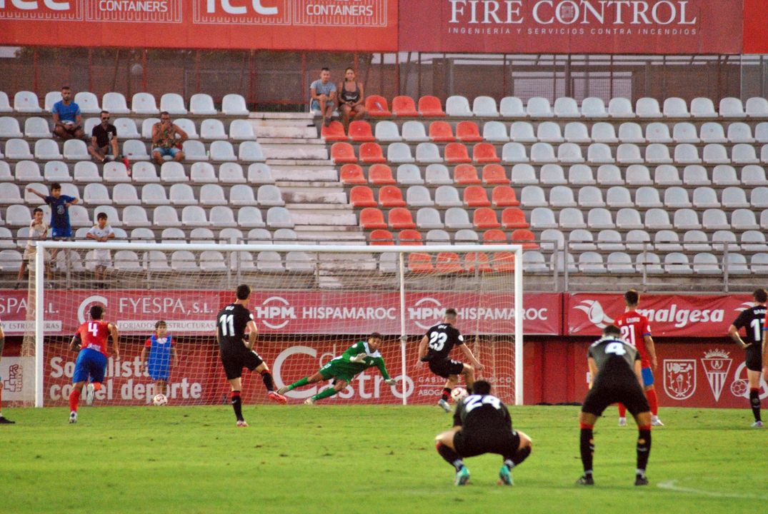 Momento en el que el portero del Algeciras, Lucho Garc&iacute;a, ataja el penalti lanzado por el sevillista Isra