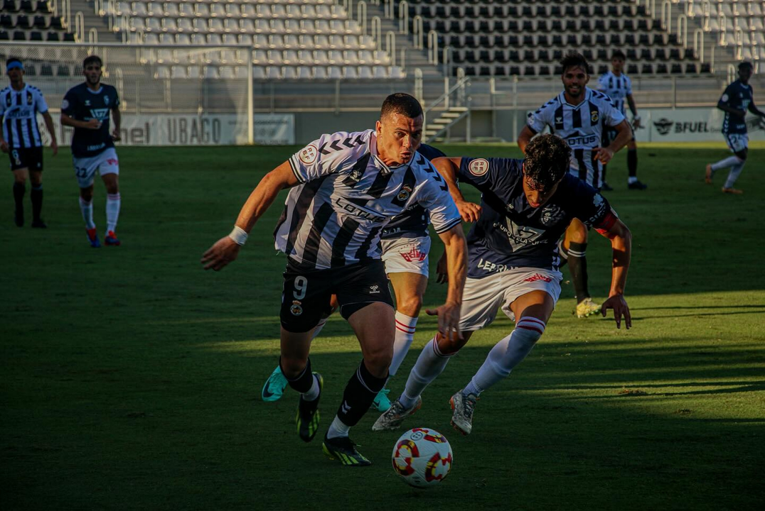 El albinegro Harper, autor del &uacute;nico gol del partido, en un lance del encuentro frente al Antoniano. FOTO. RB Linense