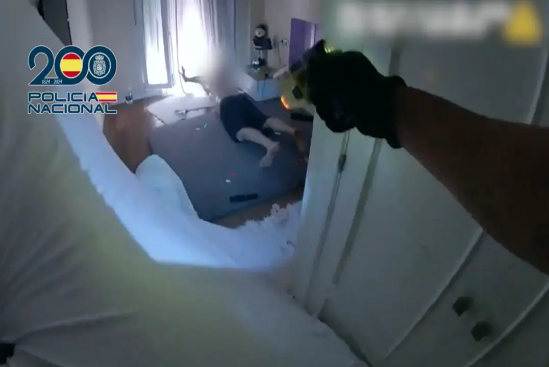 Momento en el que los agentes detienen al agresor en la vivienda de La Línea. FOTO: Polic&iacute;a Nacional.