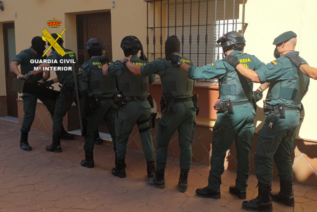 Agentes de la Benem&eacute;rita durante una operaci&oacute;n llevada a cabo en la zona. FOTO DE ARCHIVO: Guardia Civil
