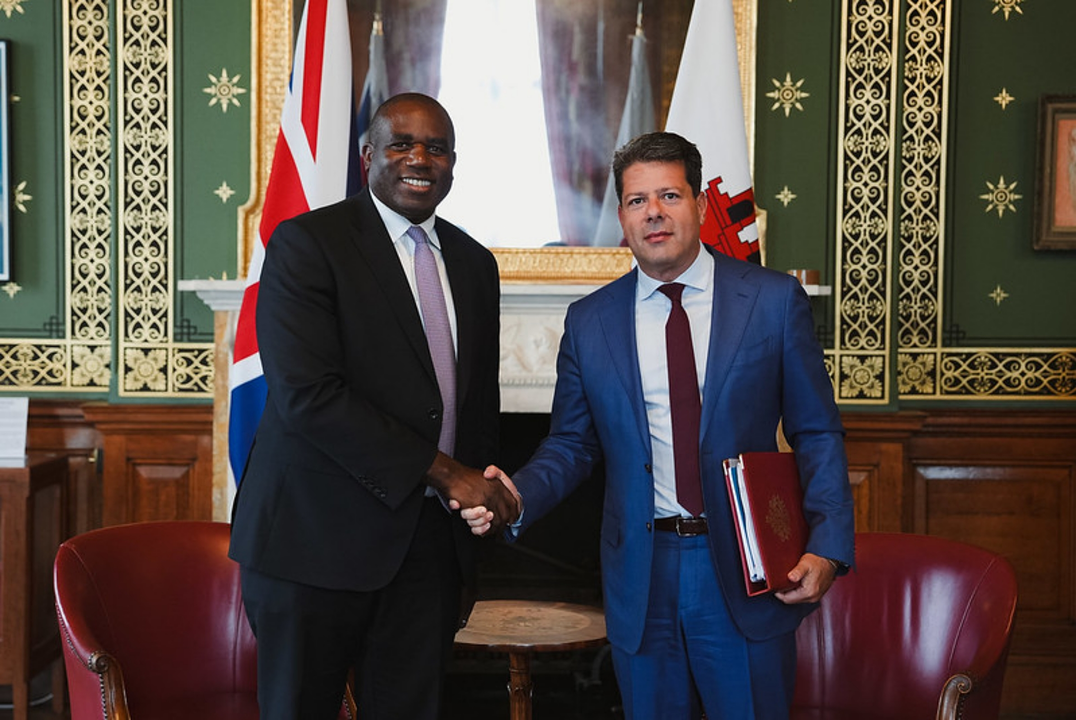 David Lammy y Fabian Picardo estrechan sus manos tras la reunión mantenida en Londres