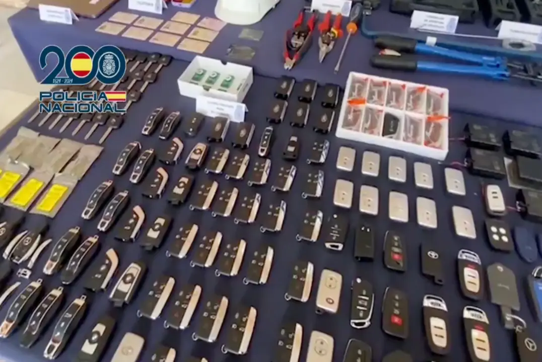 Algunos de los mandos de vehículos sustra&iacute;dos por los agentes. FOTO: Polic&iacute;a Nacional.