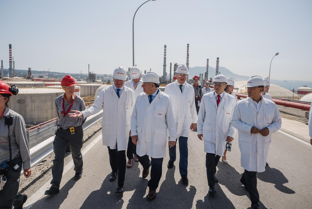 El ministro de Industria y Turismo, Jordi Hereu, durante su visita a la refiner&iacute;a de San Roque. FOTO: Ministerio del Interior.