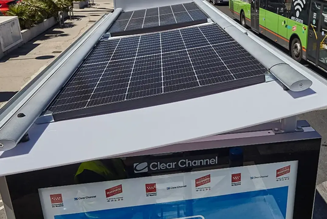 Marquesina solar del estilo a la que van a llegar pr&oacute;ximamente a La L&iacute;nea de la Concepci&oacute;n.