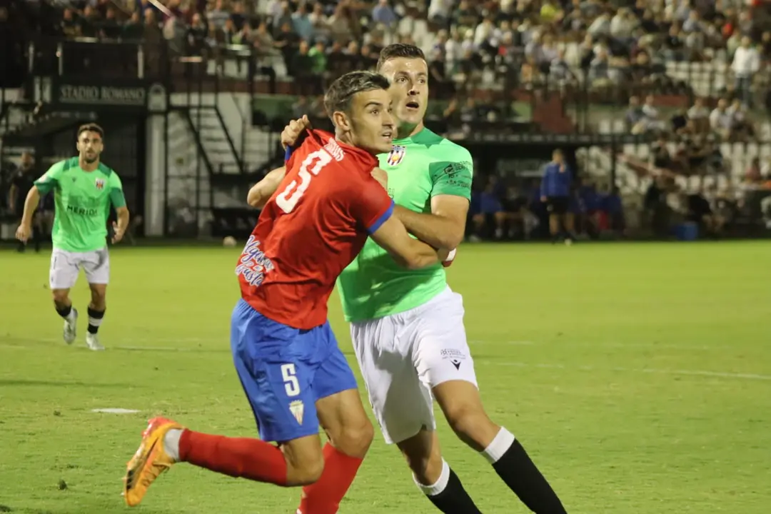 Mal arranque del Algeciras, que encajaban la primera derrota de la temporada en Extremadura. FOTO. AD M&eacute;rida.