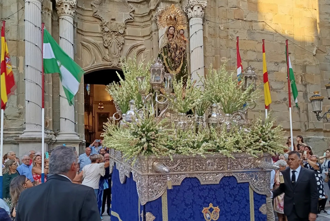 La Virgen de La Luz, aut&eacute;ntica protagonista de la jornada de este domingo en la localidad tarife&ntilde;a.