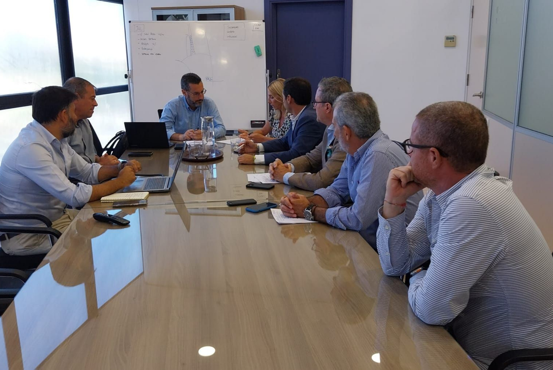 El alcalde linense, Juan Franco, con representantes de la Junta de Andalucía.