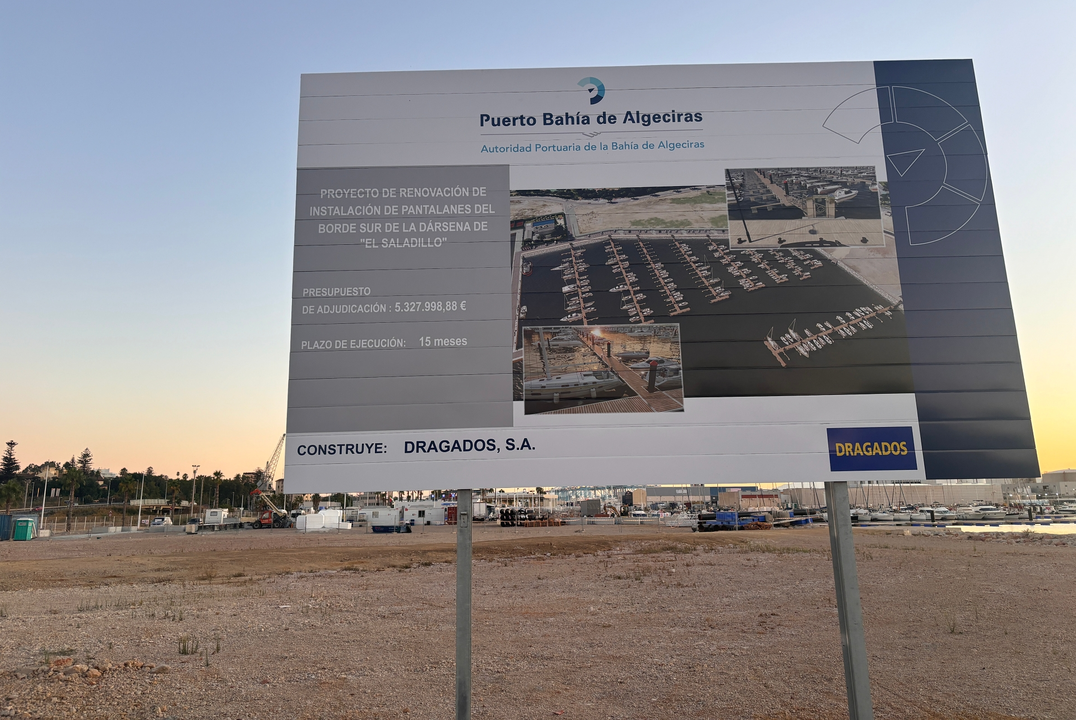 Cartel de la obra que anuncia la reforma en los pantalanes de la dársena del Saladillo