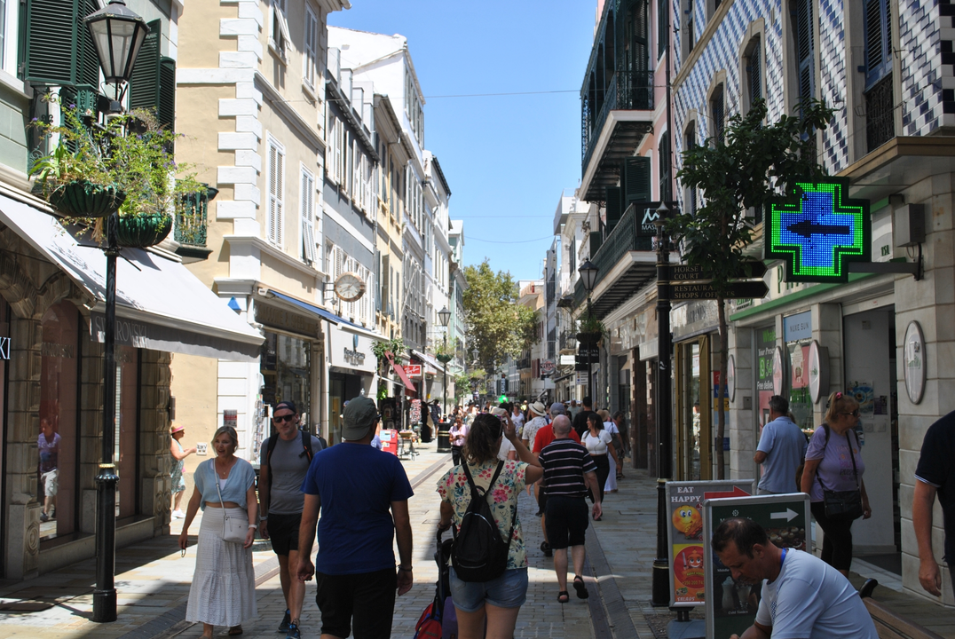 Mai Street, una de las calles más transitadas de Gibraltar, que mantiene su nivel de alerta en moderado