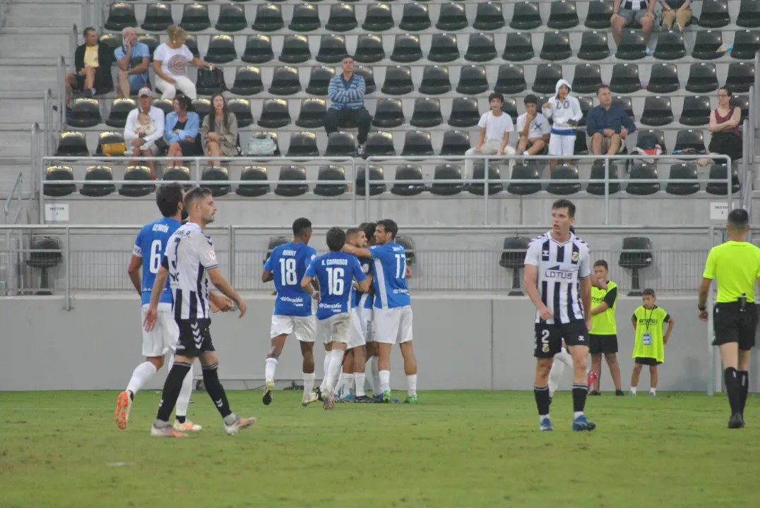 Los jugadores del San Fernando festejan en la banda el primer tanto que les pon&iacute;a el partido muy de cara.