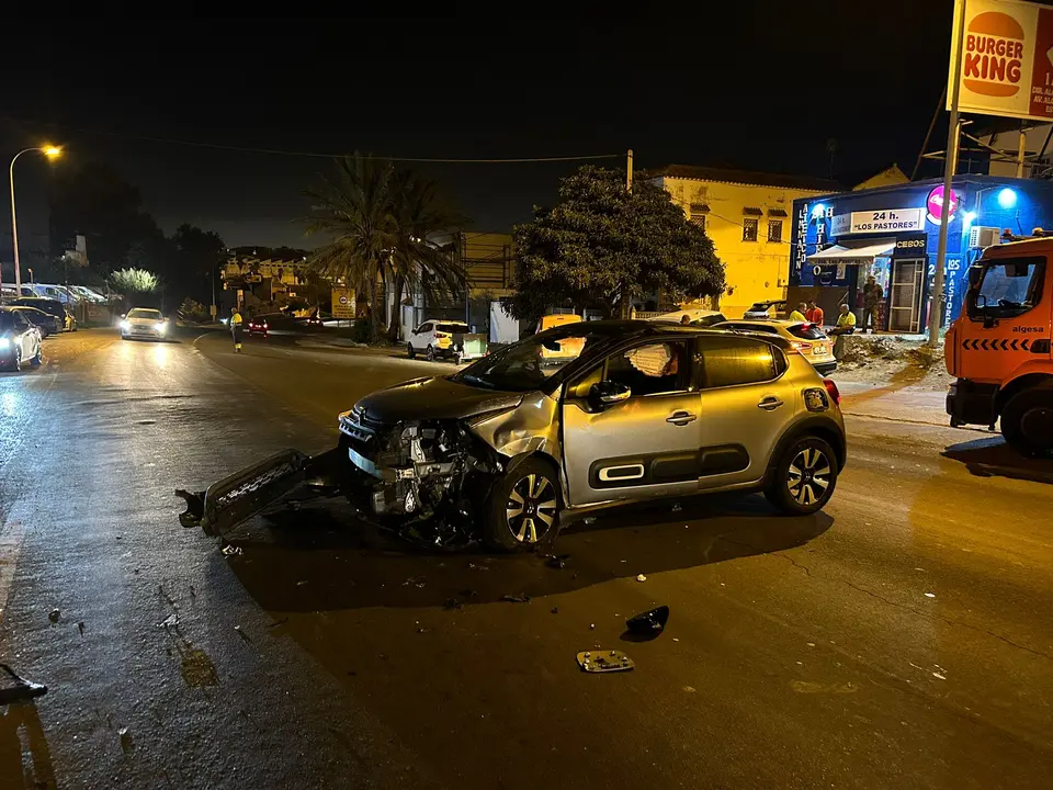 Veh&iacute;culo accidentado en la madrugada de este martes, 17 de septiembre, en Los Pastores. FOTO: Manuel C.
