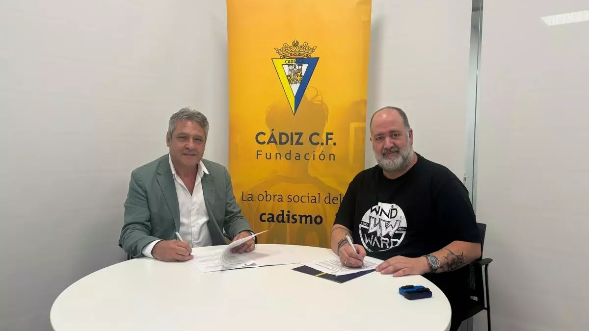 Javier Cozar(d), presidente de ADEM, en el momento de la rúbrica de renovación con la entidad deportiva gaditana