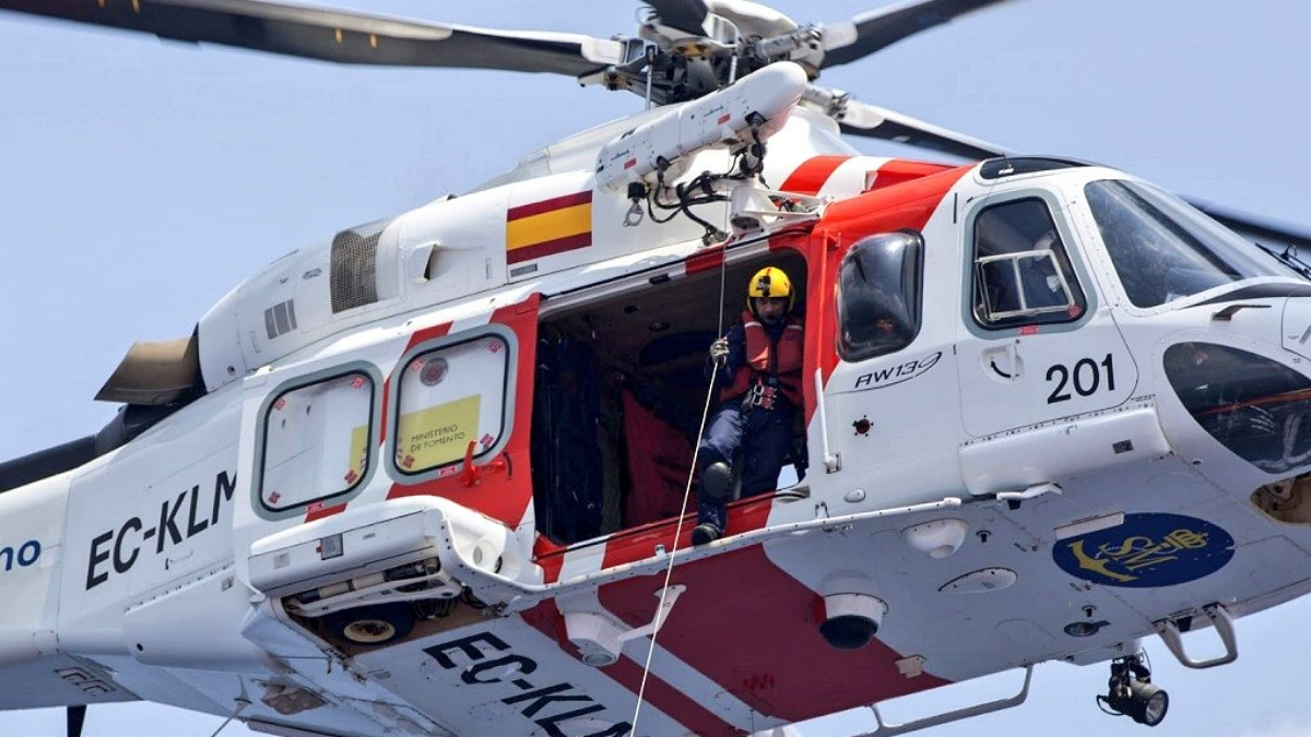 Helimer 201, de Salvamento Marítimo, en pleno rescate. FOTO Salvamento Marítimo