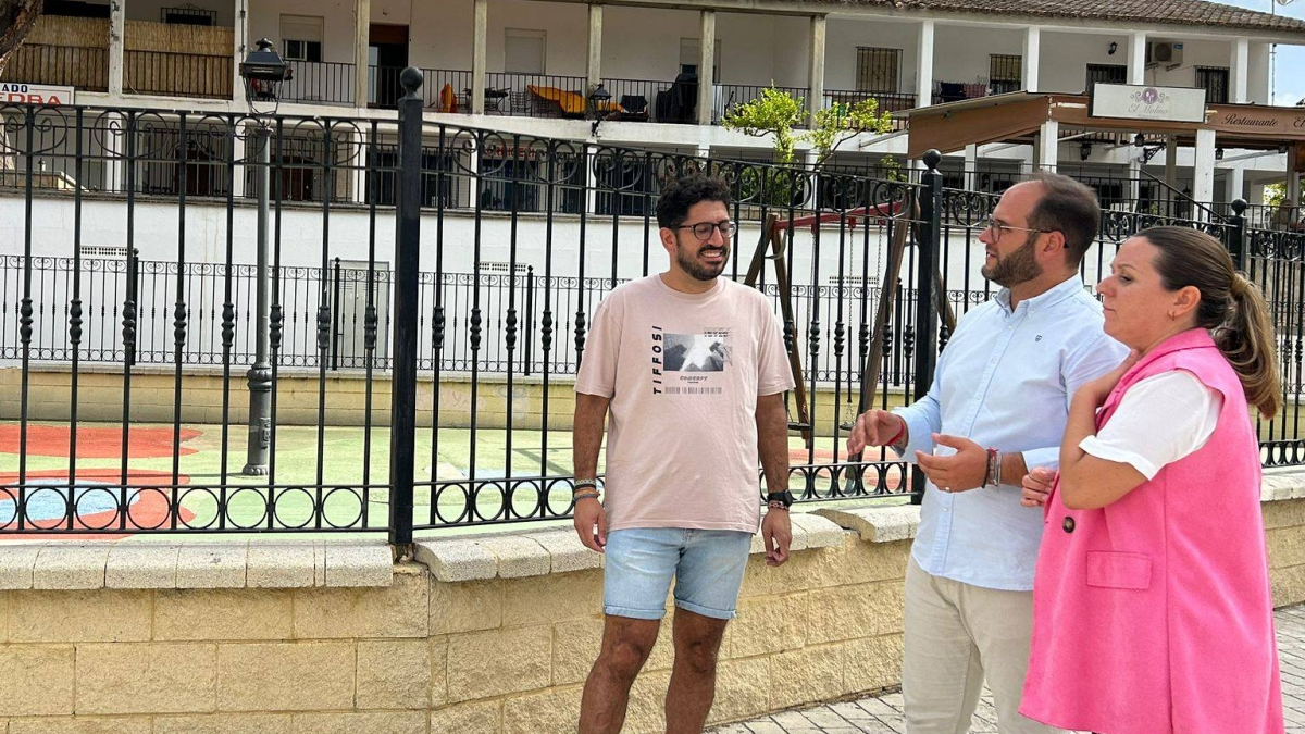 El alcalde chisparrero, Adirán Vaca (c), ha ofrecido detalles de las mejoras que se acometerán en el parque infantil