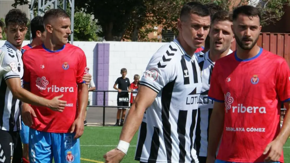 Jugadores de la Balona defienden una jugada en el encuentro frente a La Minera de este domingo. FOTO: RB Linense