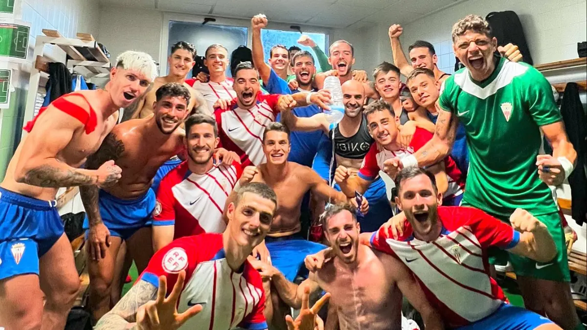 Jugadores del Algeciras celebran la victoria lograda en el Antonio Solana de Alicante frente al Intercity. FOTO: Algeciras CF