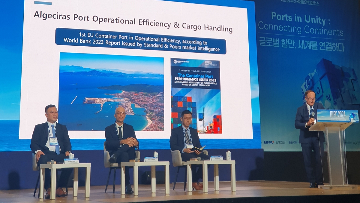 El presidente portuario, Gerardo Landaluce, toma parte en uno de los paneles del encuentro internacional que se lleva a cabo en Busan