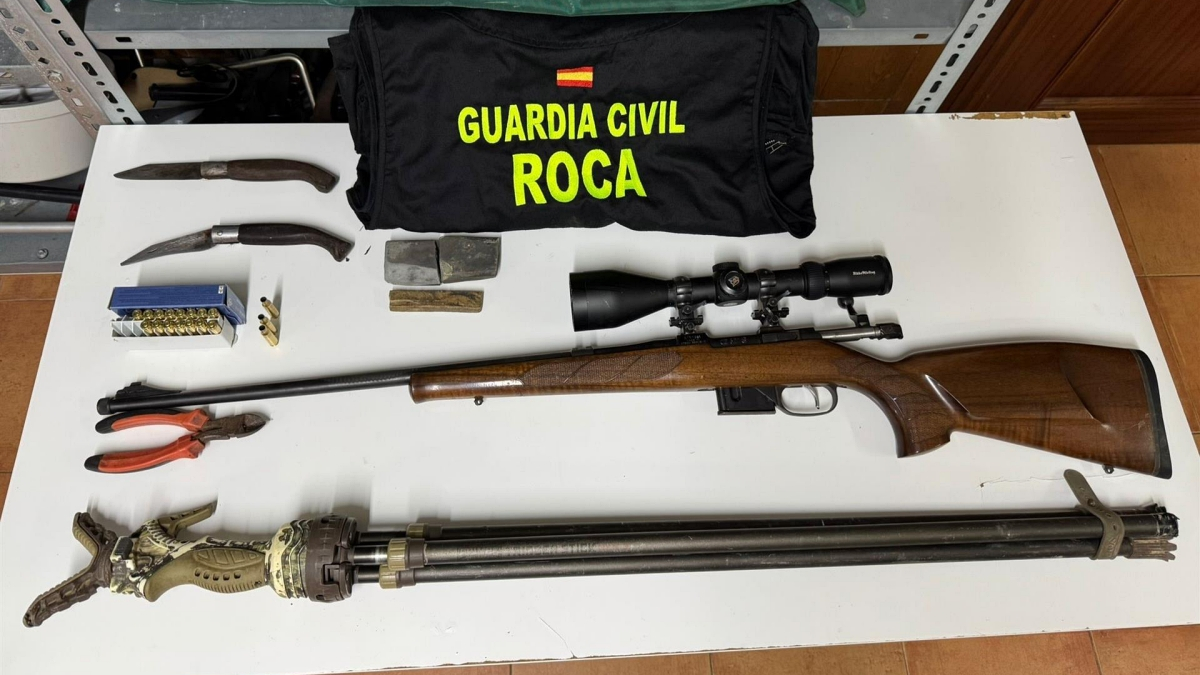 Algunas de las armas y artilugios con los que los dos detenidos abatían a los animales