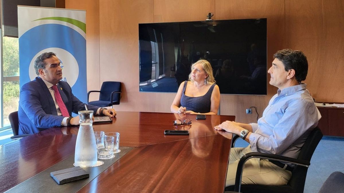 El presidente de la Mancomunidad Costa del Sol Occidental y de Acosol, Manuel Cardeña (i), y la presidenta de la Mancomunidad Campo de Gibraltar, Susana Pérez, se han reunido en presencia de Manuel Alcázar, director de Arcgisa