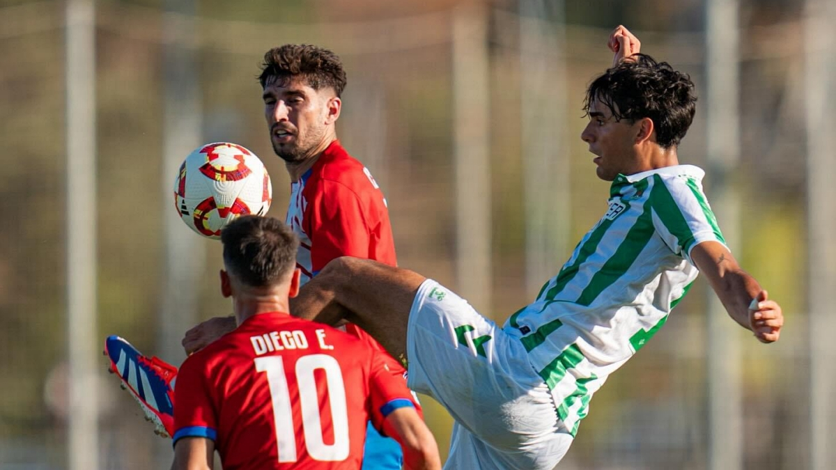 Escudero y Diego Esteban, referencias atacantes del Algeciras, no pudieron batir al portero verdiblanco durante toda la tarde del sábado. FOTO: Real Betis Balompi&eacute;.