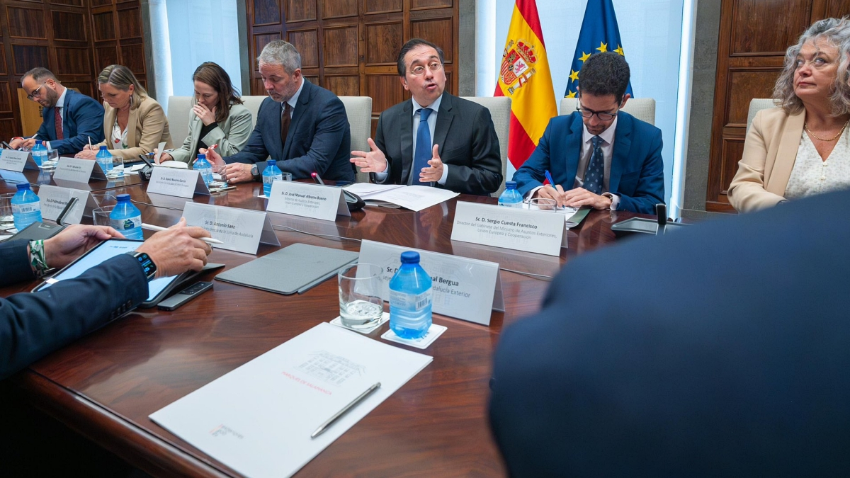 El ministro Albares toma la palabra en presencia de los representantes de la comarca y la Junta
