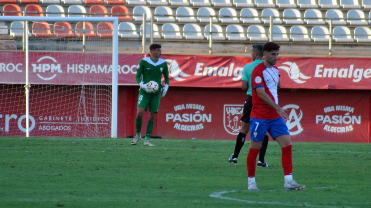 El mata colombiano sujeta el esférico en el encuentro de esta temporada frente al Sevilla Atlético