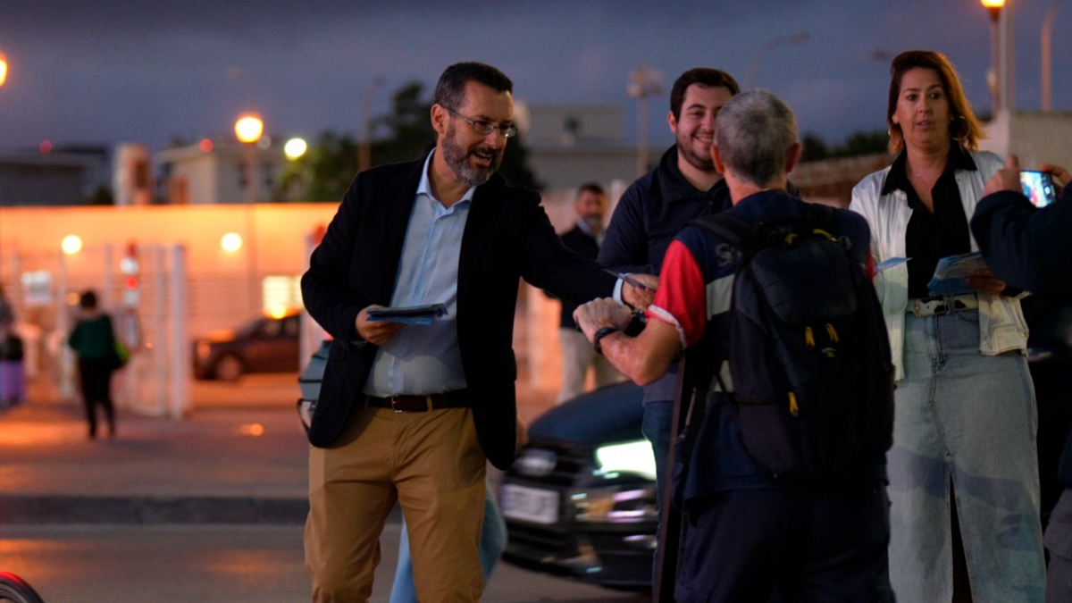 El primer edil linense, a primera hora de este martes, repartiendo octavillas a la entrada a Gibraltar