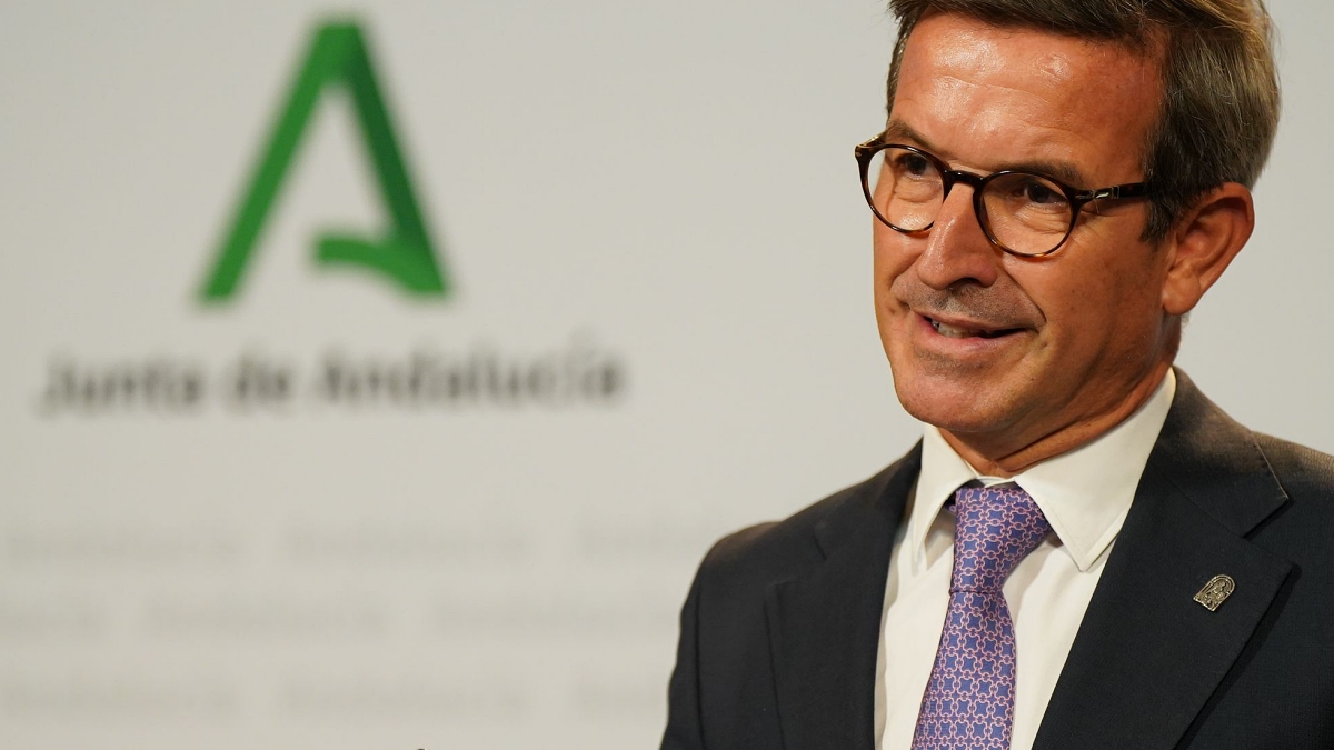 El consejero andaluz Jorge Paradela ha rechazo de lleno el %22impuestazo%22 del Gobierno que paraliza las inversiones de Cepsa en el Campo de Gibraltar. FOTO: Junta de Andaluc&iacute;a