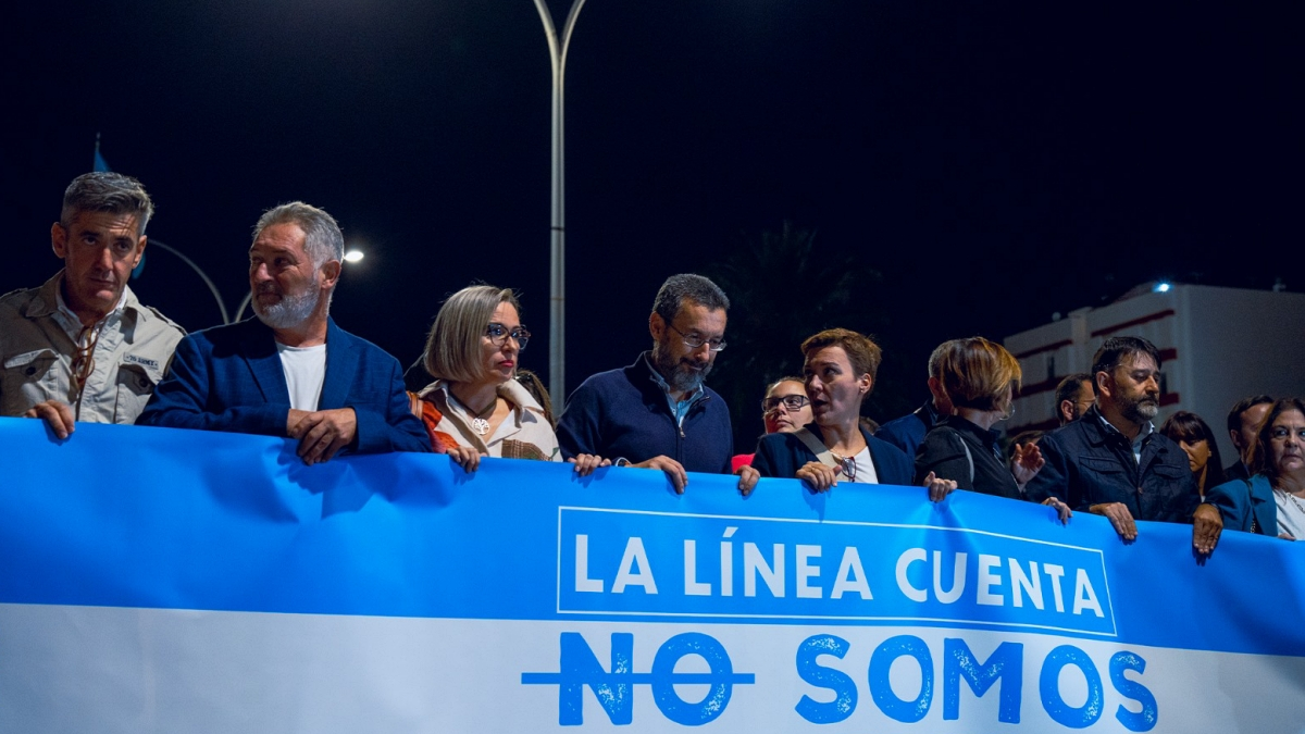 Manifestación La Línea 25 de octubre, con Juan Franco, su alcalde, encabezando la marcha