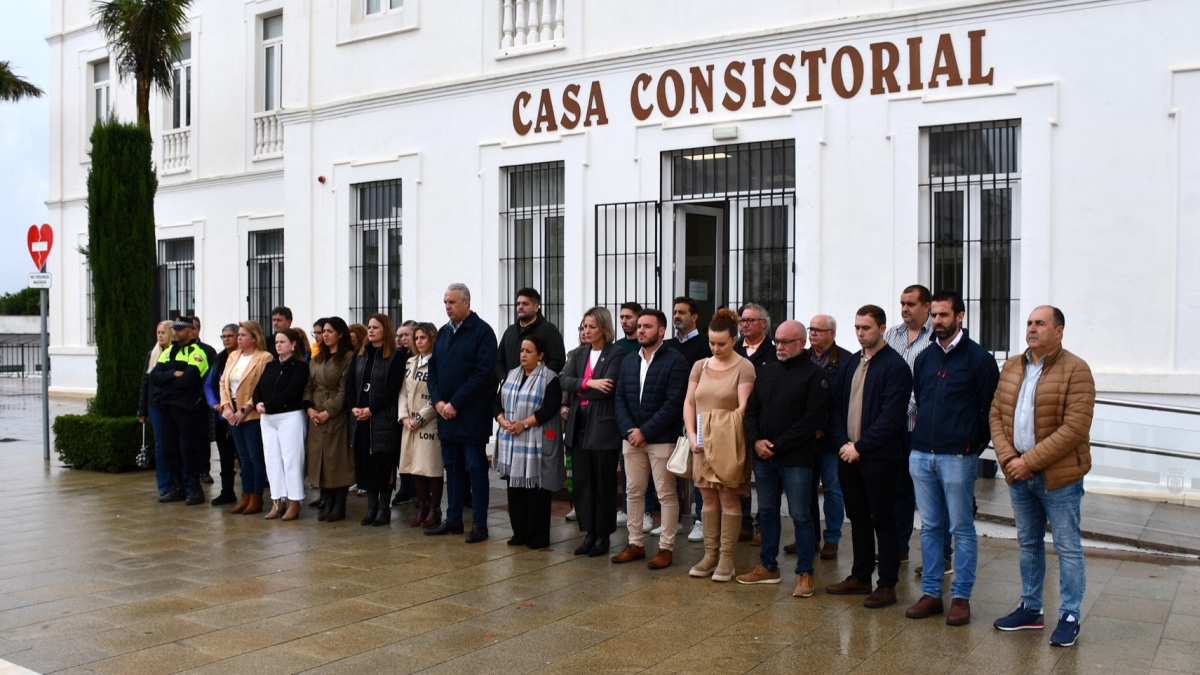 Integrantes de la corporación municipal sanroqueña, durante el minuto de silencio en ruedo de las víctimas