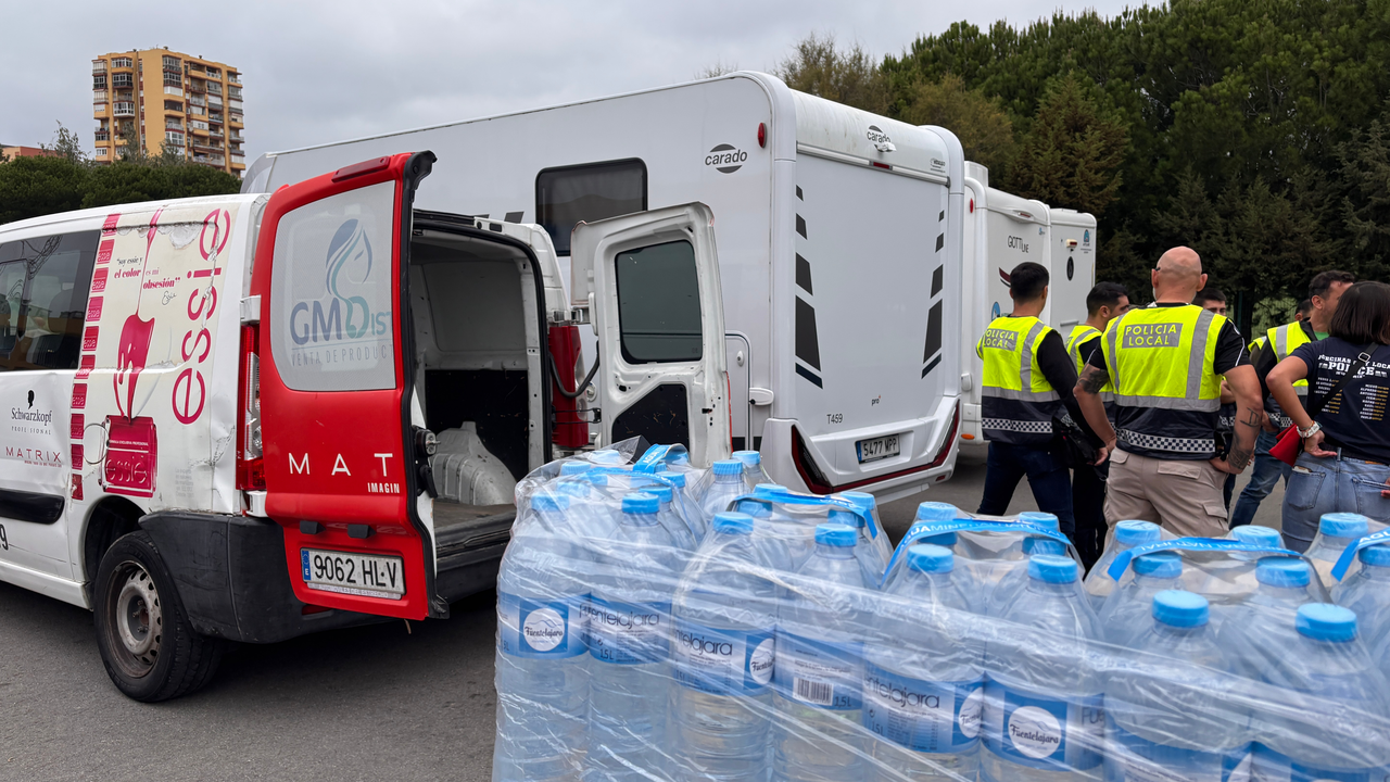 El gurgón y las tres autocaravanas en las que se desplazan hasta Utiel los agentes de la Policía Local de Algeciras
