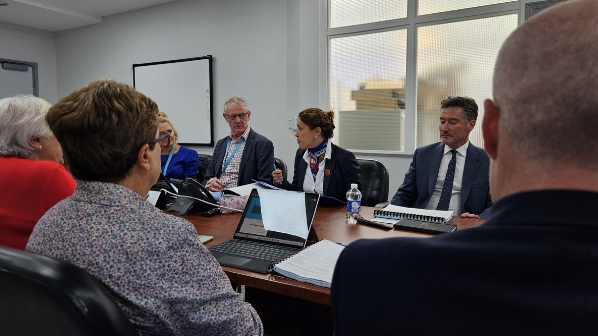 Arias-Vásquez, en el centro, durante su primer encuentro al frente de la GHA