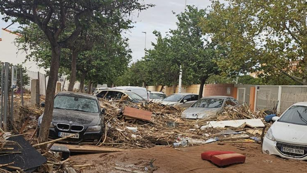 Así han quedado algunas calles y carreteras de municipios como Paiporta tras la DANA