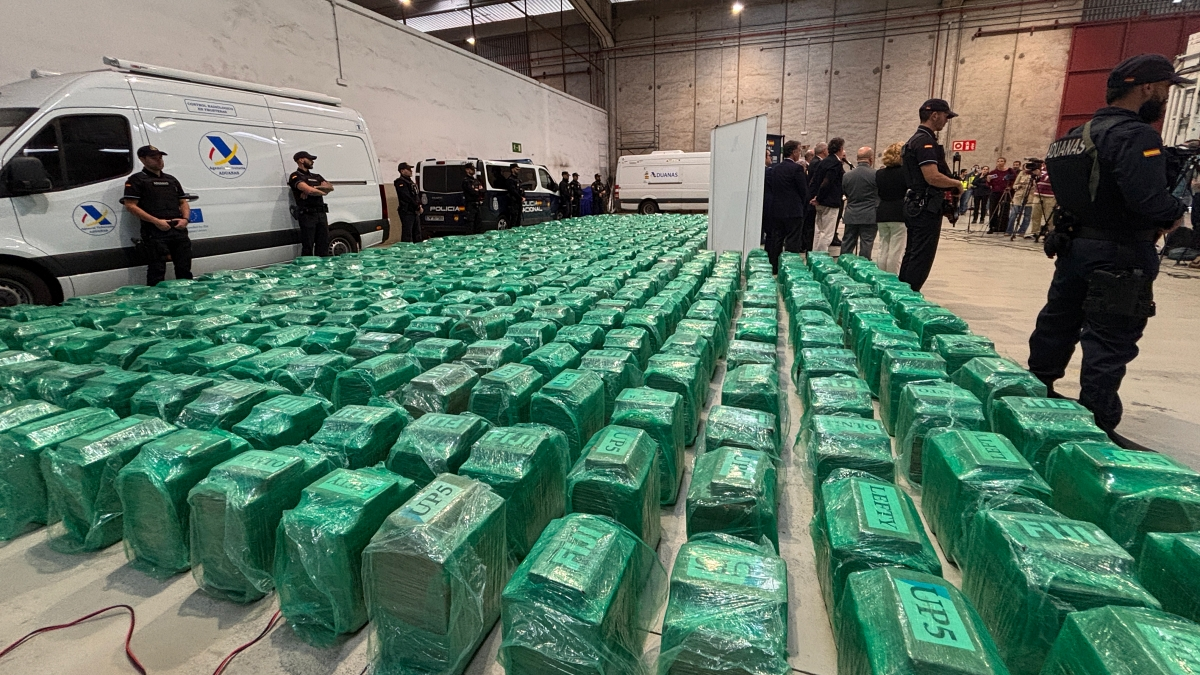 Agentes policiales custodian la droga incautada a mediados de octubre y que hoy ha sido expuesta a la prensa