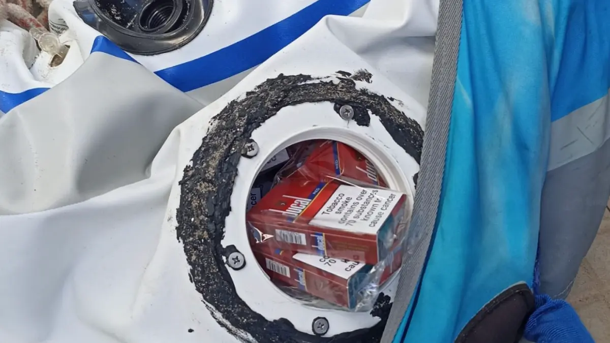 Parte del tabaco incautado en el interior del flotador