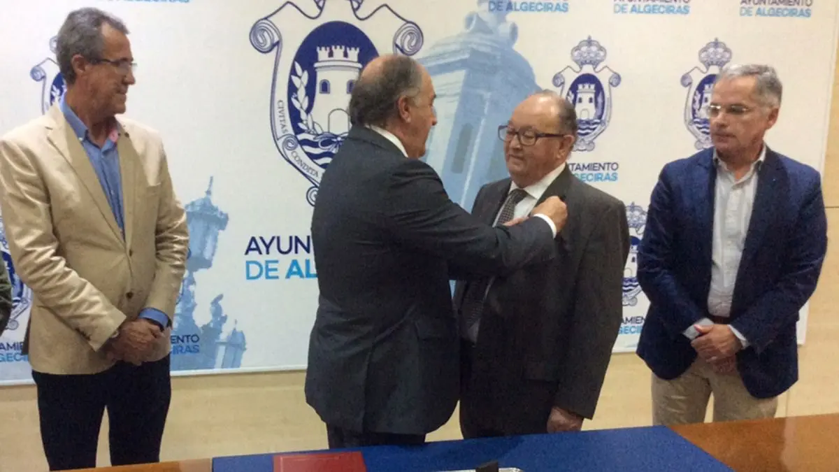 Casado, recibiendo el reconocimiento de la ciudad de manos del alcalde, Jos&eacute; <ignacio Landaluce en el a&ntilde;o 2018