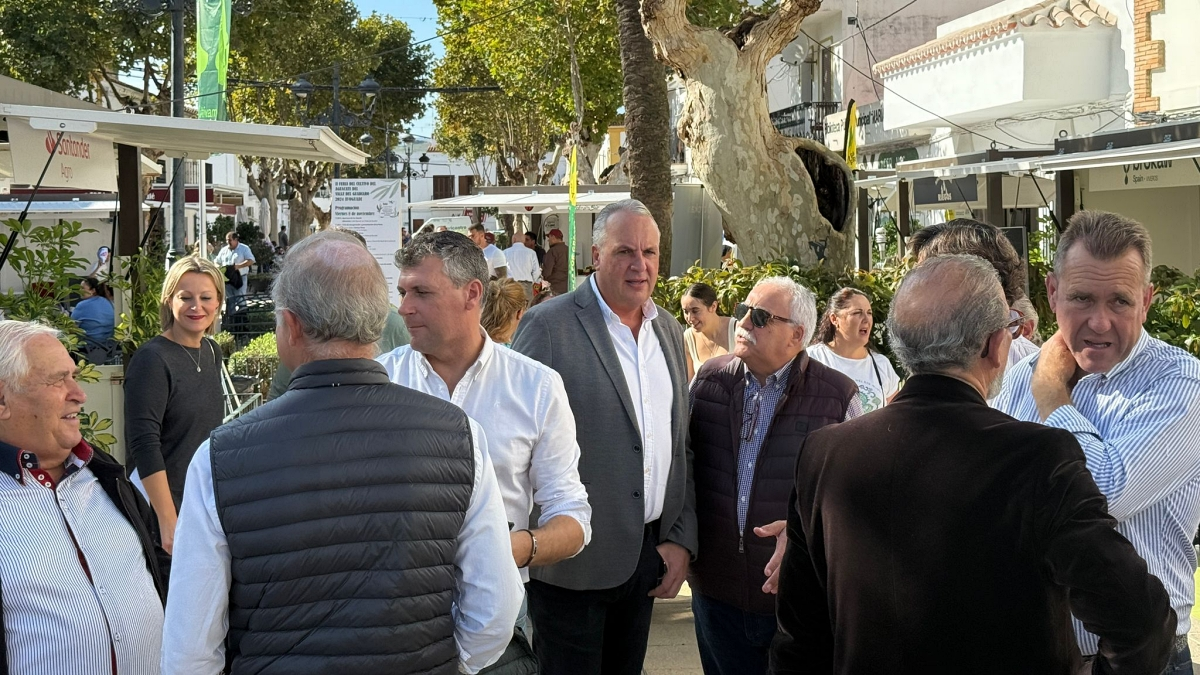 Ruiz Boix, en el centro, durante su visita a la Feria del Aguacate, celebrada estos días en San Pablo de Buceite