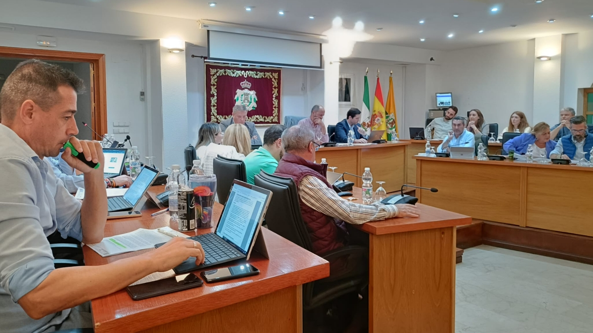 El concejal barreño Carlos Torres, en primer término, durante el pleno de noviembre de Los Barrios