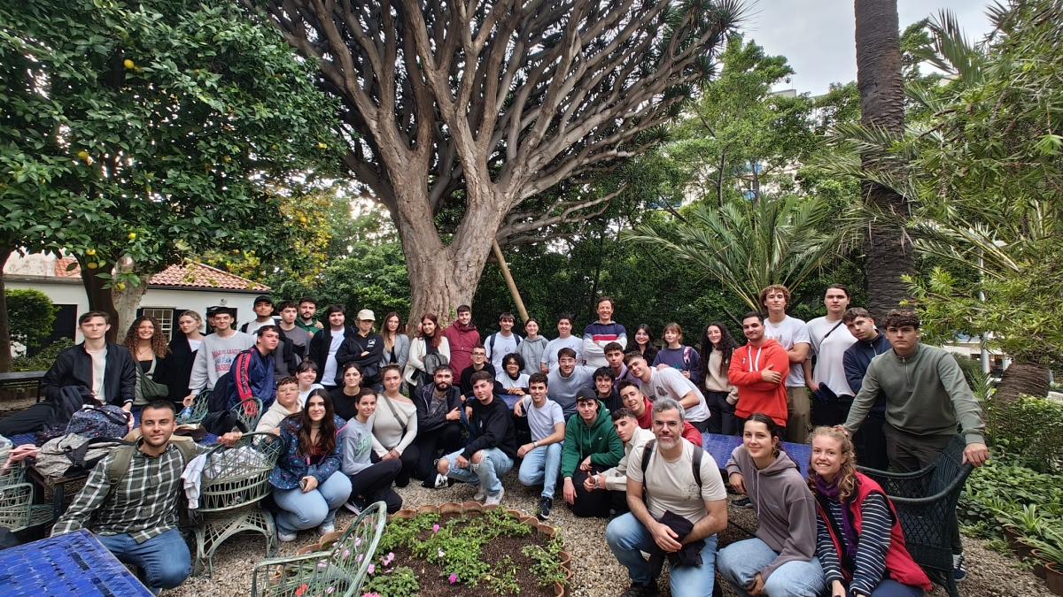 Buena parte de los estudiantes en el patio delantero de Garrison Library