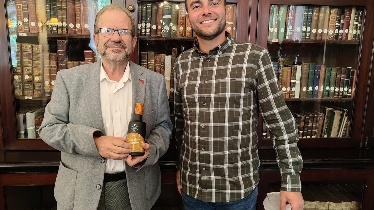 El profesor José Luis Serrano entrega un obsequio a Jhon Cortés