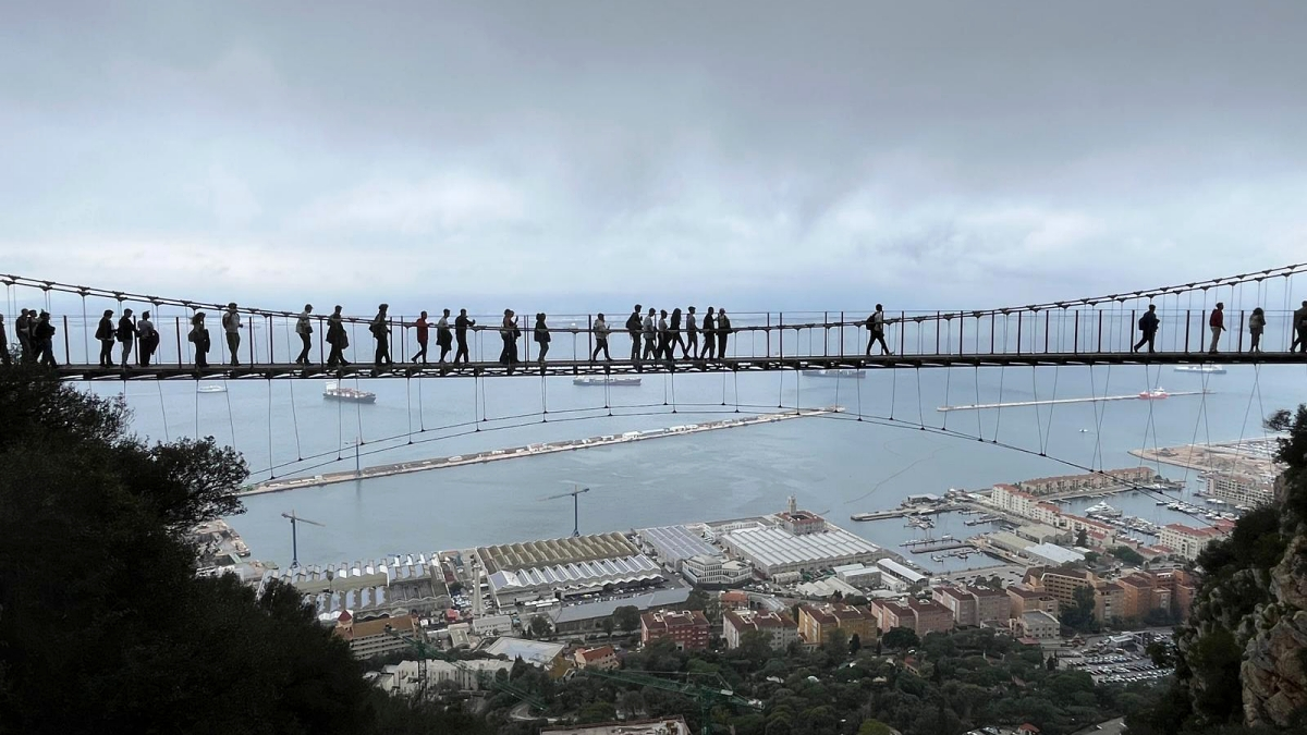 Parte de los estudiantes cruzando el puente colgante Windsor
