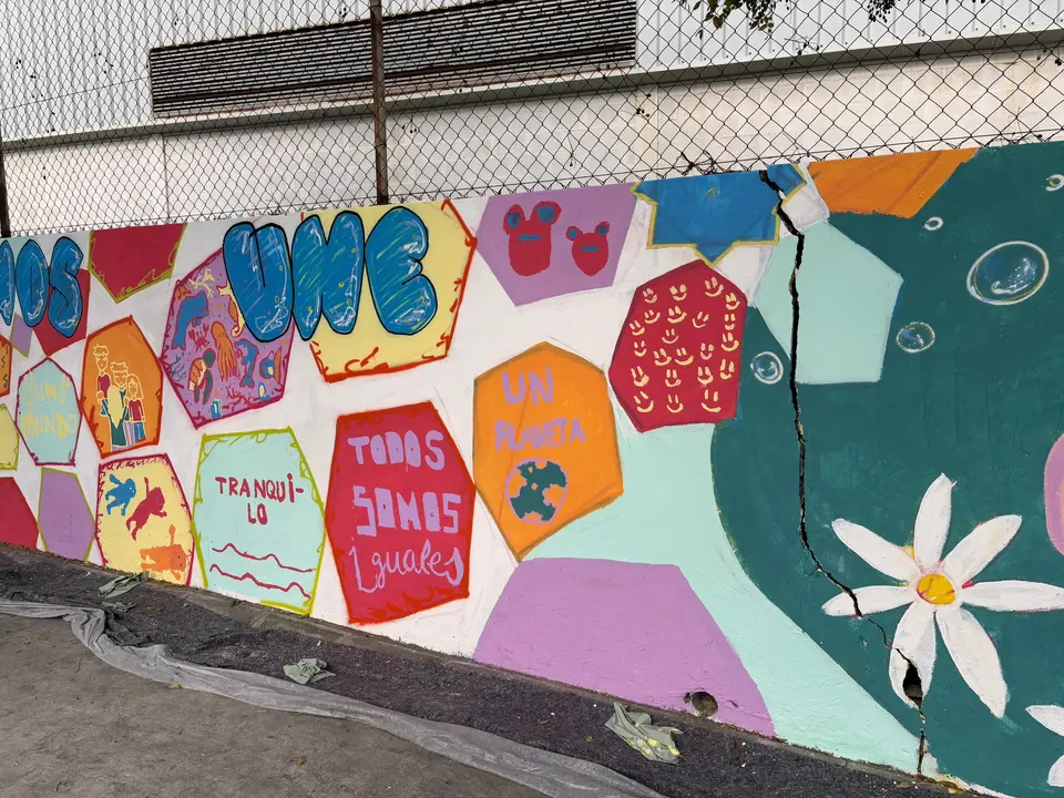 Un mural reivindicativo y realizado con mensajes que reflejan las inquietudes de los alumnos