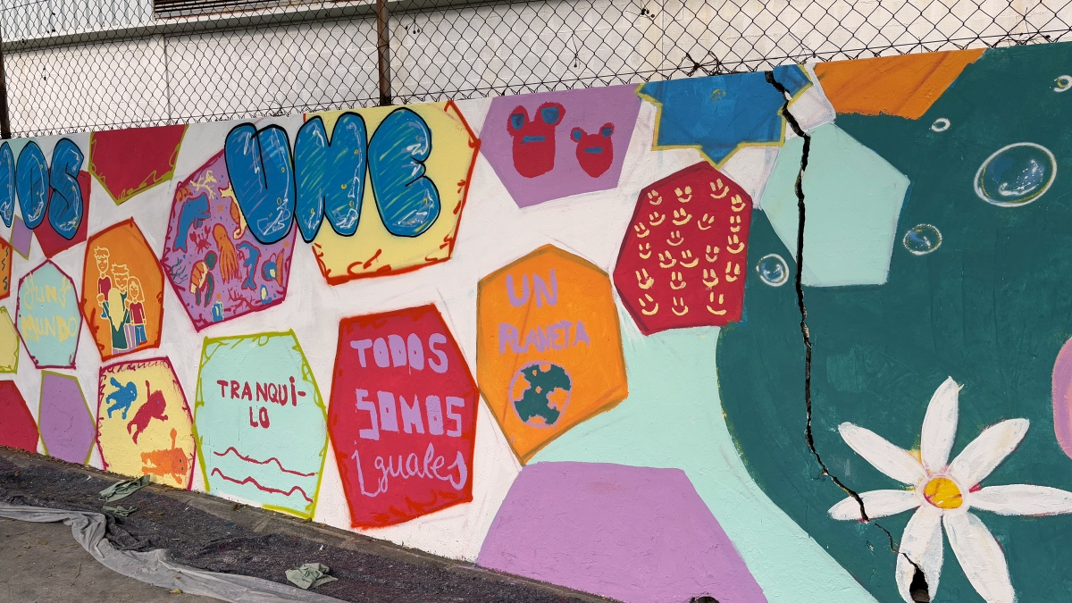Alumnos del Caetaria decoran el exterior del centro educativo con mensajes personales 3