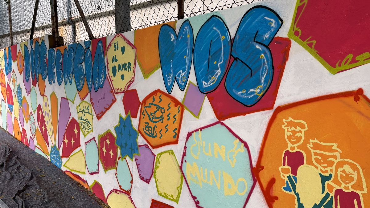Alumnos del Caetaria decoran el exterior del centro educativo con mensajes personales 4