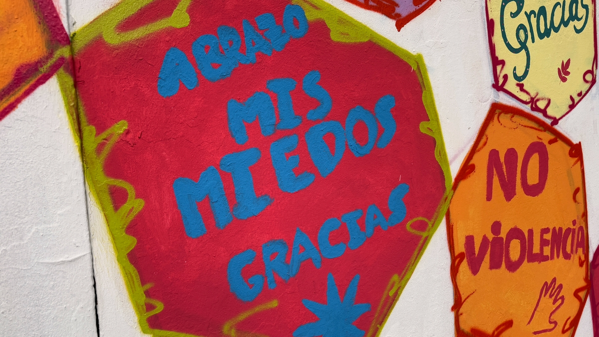 Alumnos del Caetaria decoran el exterior del centro educativo con mensajes personales 8