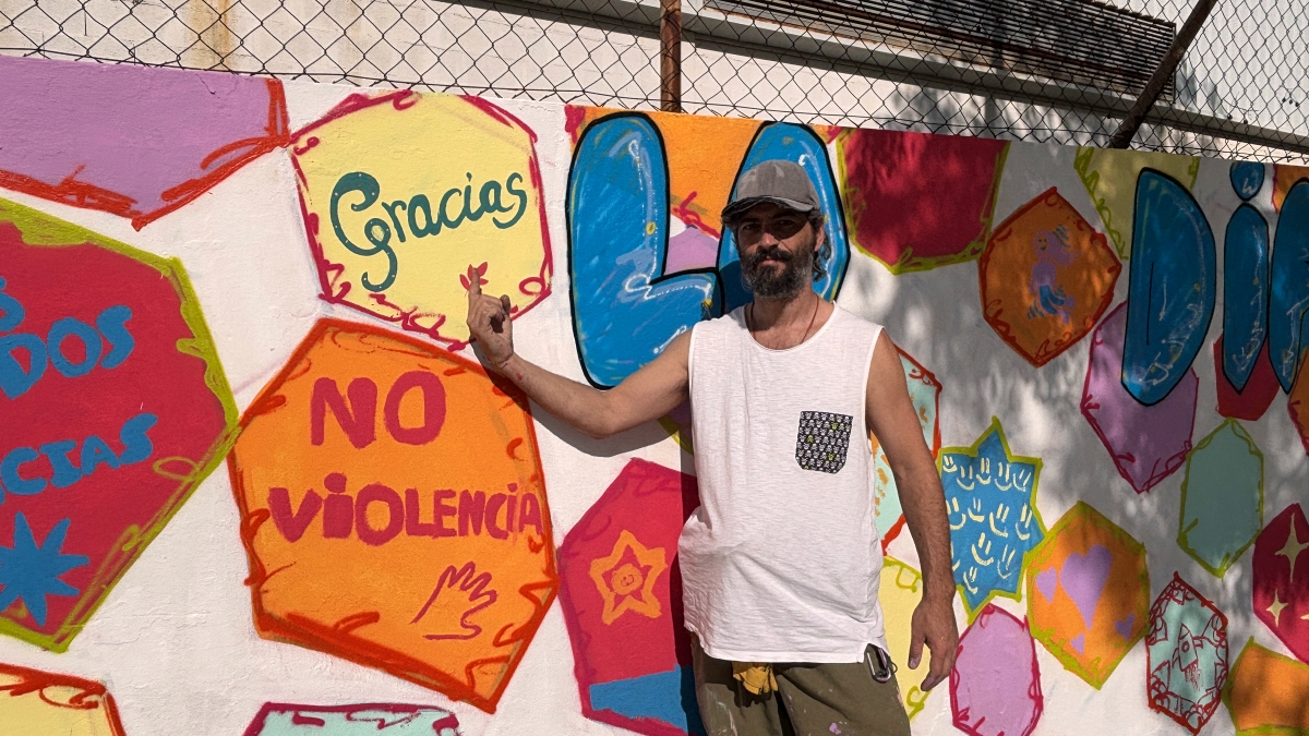 Alumnos del Caetaria decoran el exterior del centro educativo con mensajes personales 14