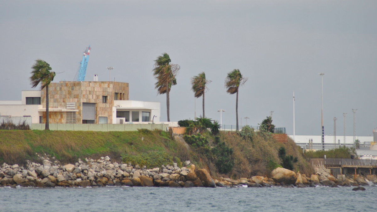 Parte de la costa algecireña, frente a la que fue atracado el buque tras la colisión 